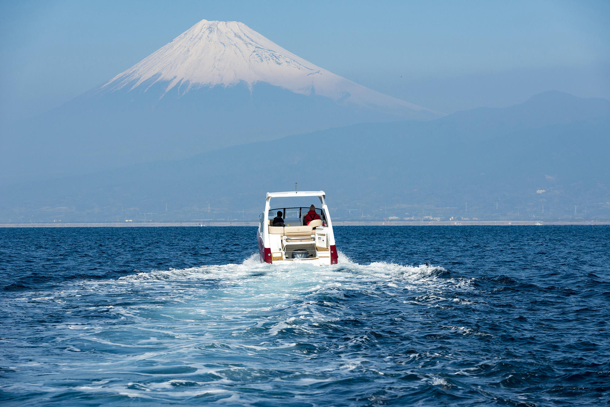 海上から見上げる富士山はまた格別。