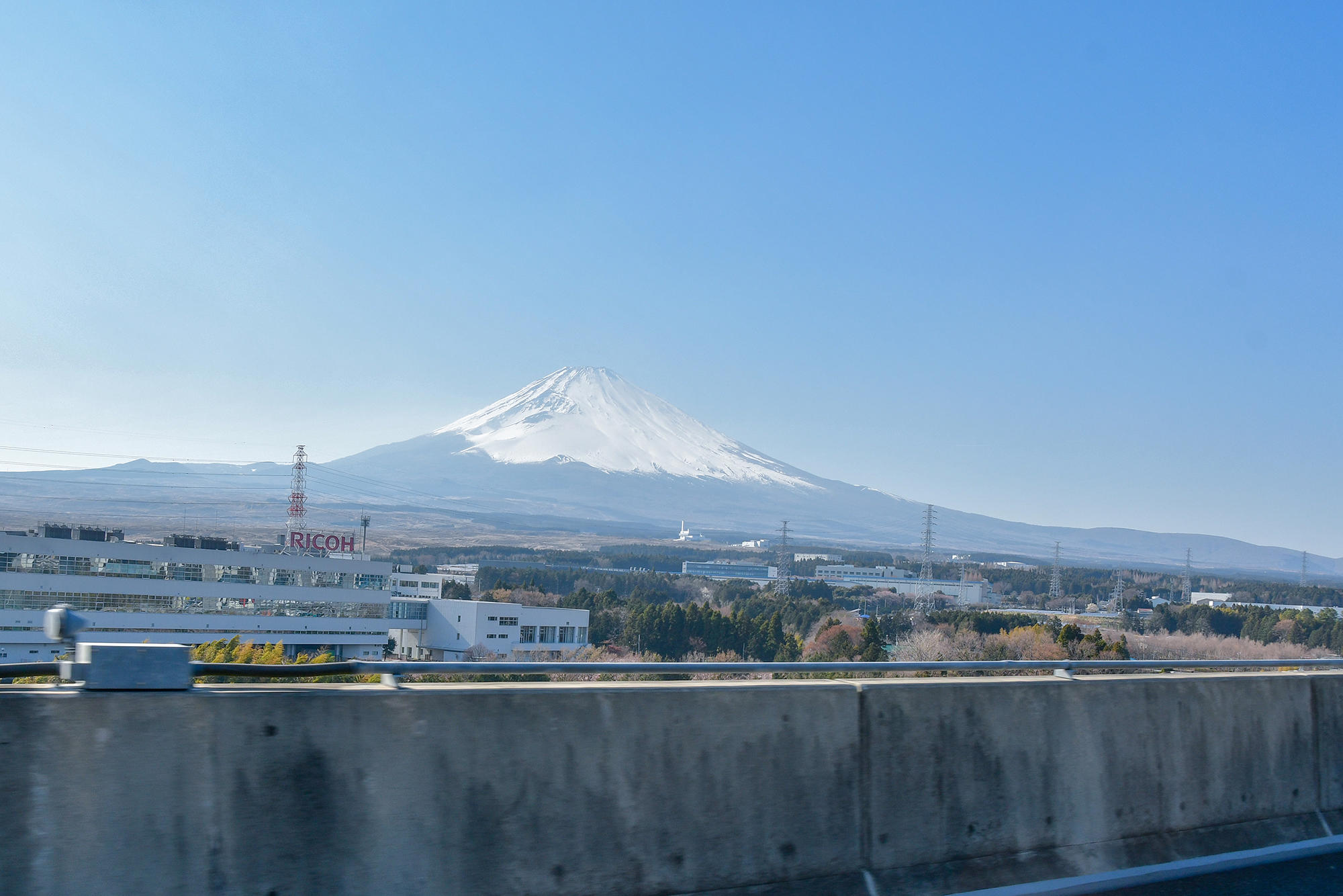 沼津周辺はあっちもこっちも富士山を拝めるので、富士山ファンにはたまらんエリアですね。