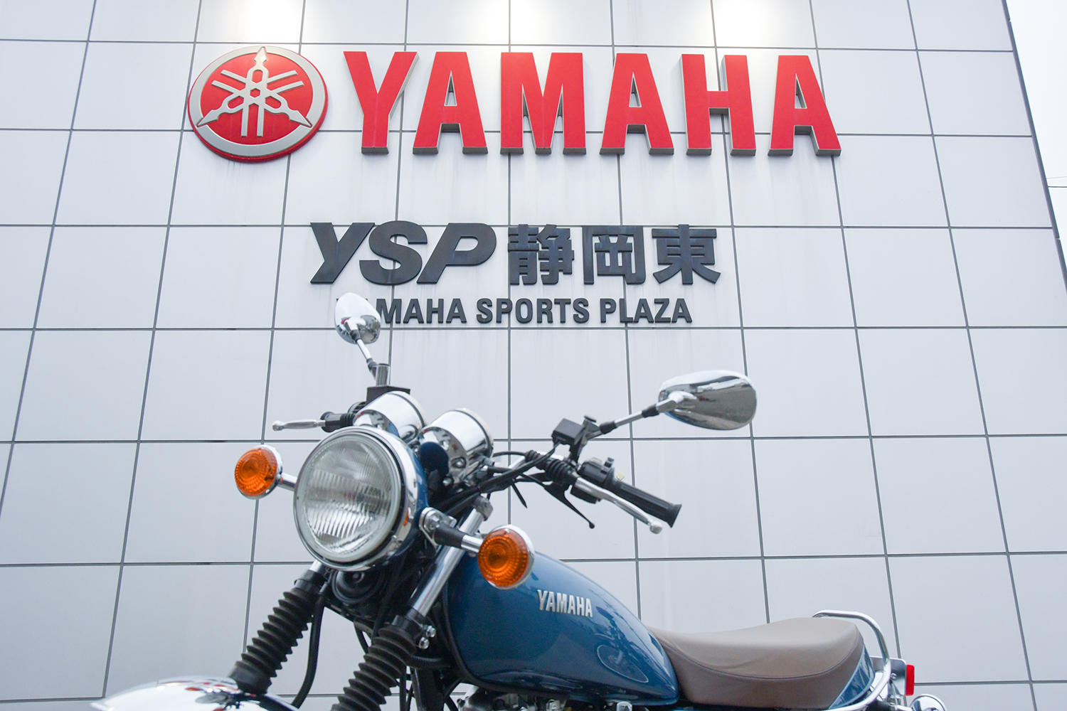 そこで今回は、「ヤマハ バイクレンタル」を使って、YSP静岡東さんで、「SR400」をレンタル。