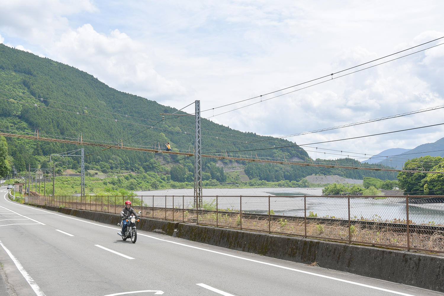 そういえば、YSP静岡東・中根店長が「道路の上に吊り橋がかかっていますよ」って話してくださっていたことを思い出しました。