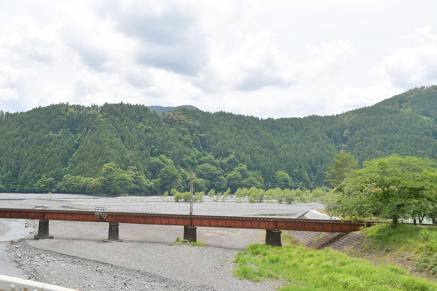 寸又峡方面を目指し、静岡県道77号川根寸又峡線を進みます。