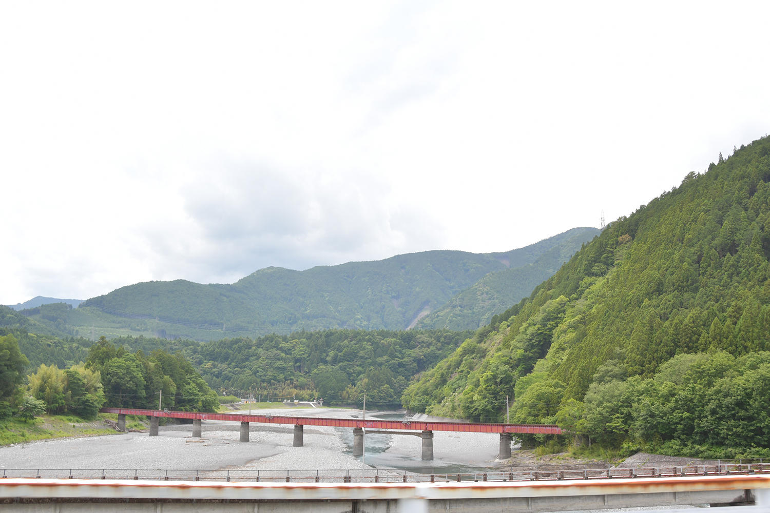 大井川と大井川鐵道の線路とを横目に、静岡県道77号線川根寸又峡線に再度合流。