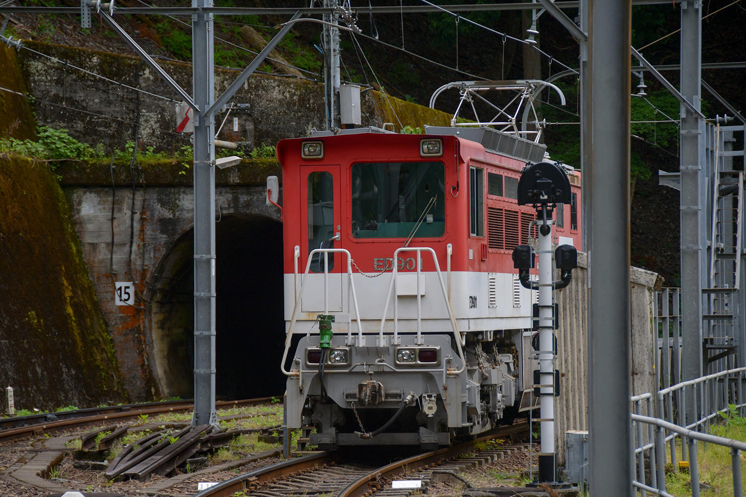 アプトいちしろ駅からお隣の長島ダム駅まで、急勾配を上るための鉄道システム・アプト式機関車を連結して、走っているのだそう。