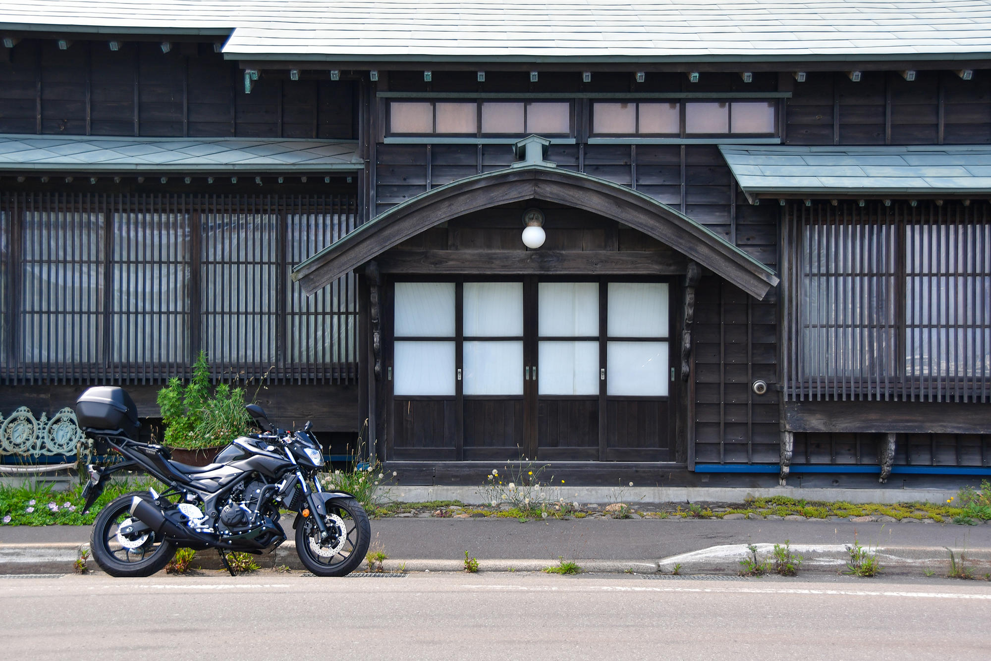 レンタルバイクのスタッフ・吉成さんにおいしいコーヒーが飲めるカフェ「鰊（にしん）伝習館ヤマシメ番屋」さんの情報をいただいていたので、積丹（しゃこたん）方面に向かうことに。