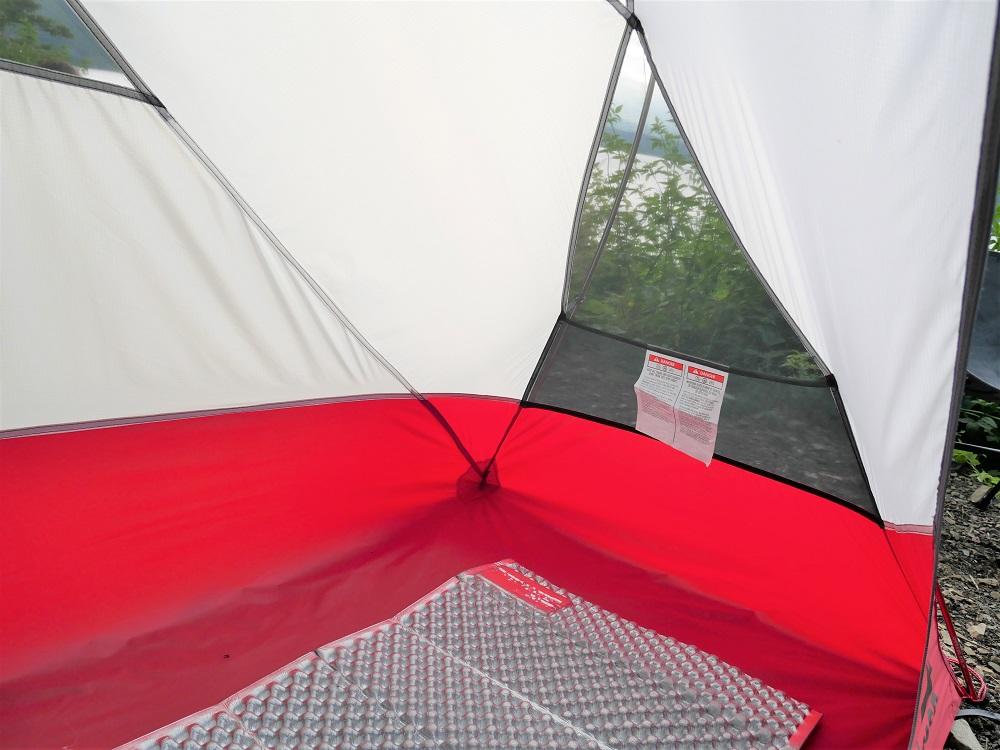 キャンプ場に着いてさっそくテントを設置します。