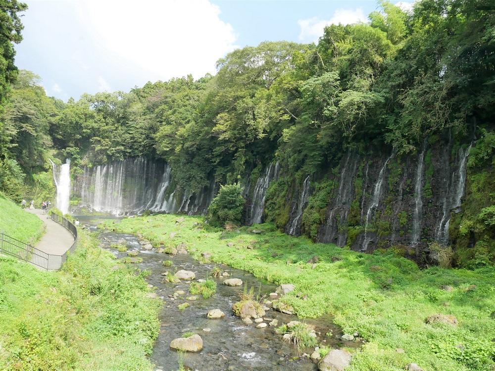 走ること40分。富士の白糸ノ滝に到着です。近くの駐輪場にバイクを停め、歩くこと8分程。