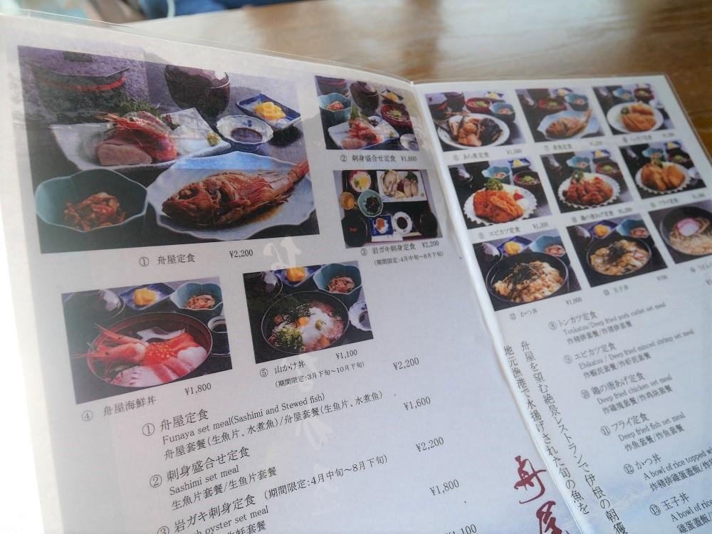レストラン舟屋で1番人気である、海鮮丼を注文。 