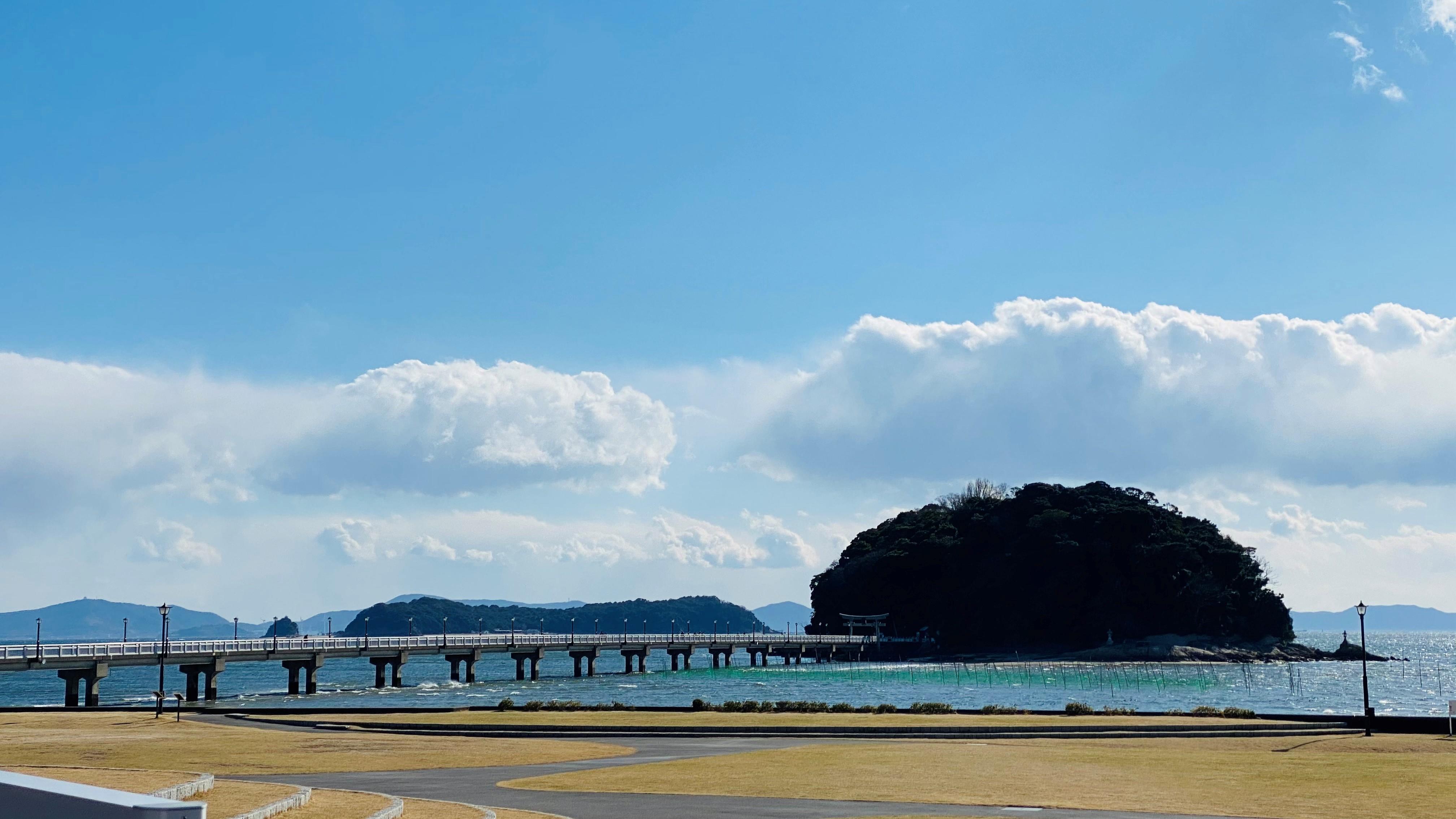 到着したのは、竹島。海の向こうに浮かぶ島に架かる橋が造形美を感じさせます。