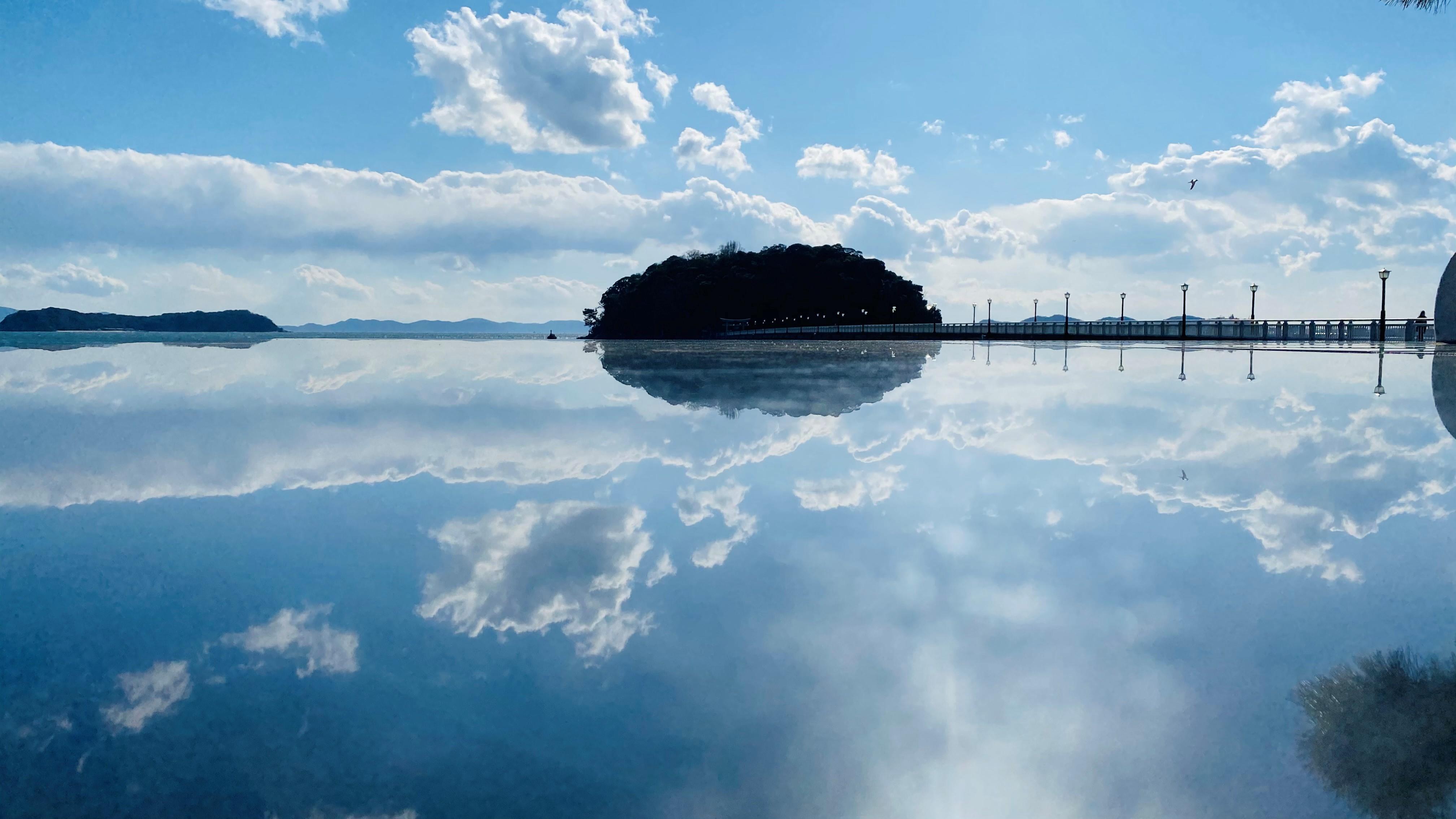 床面が水平線と重なる位置でパシャリとした1枚。水面に反射したかのように映りこむことで、島や青空がミラーリングした写真が撮れます。ウユニ塩湖や香川県の父母ヶ浜のような写真が、ここ愛知県でも撮れるんです！