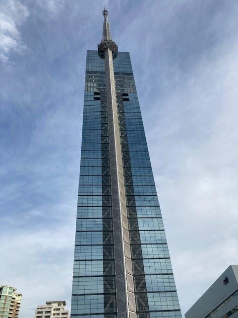 最後の目的地「福岡タワー」に到着しました。福岡タワーに両手をかざしてパワーをもらいます。