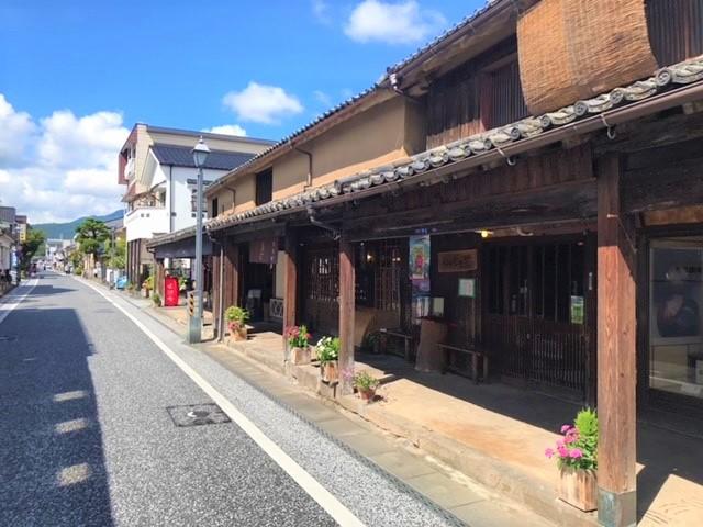 江戸時代の商家や土蔵が多く残り、国の重要伝統的建造物群保存地区になっています。