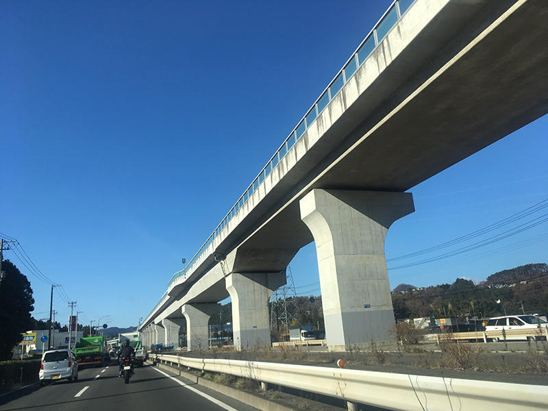 仙台南部道路の下を通ります。