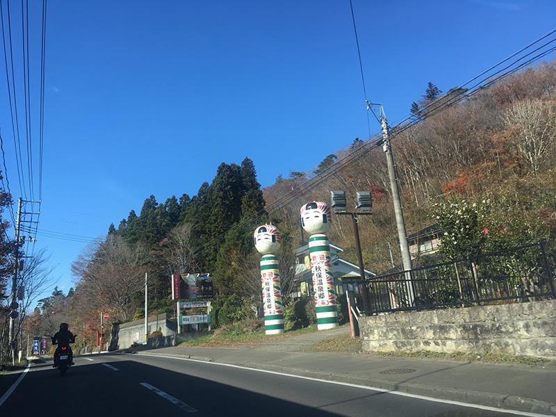 こけしがお出迎え。ここから秋保温泉郷。