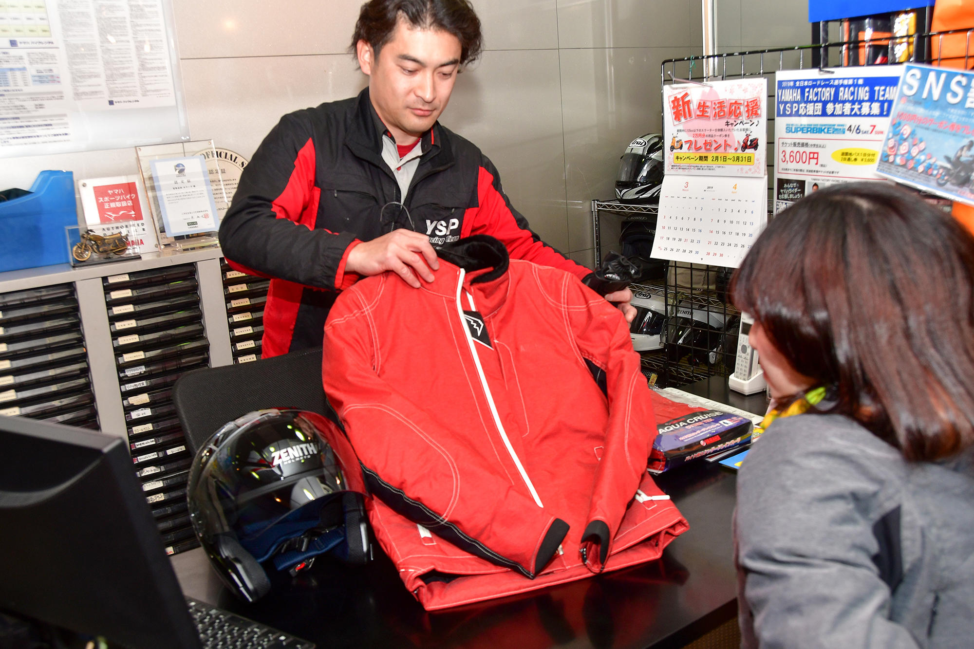 そうそう、ヘルメットやウエア、グローブ、レインウエアなど、バイク乗車に必要なアイテムもレンタル可能（有料）なので、手ぶらで借りられてとっても気軽。