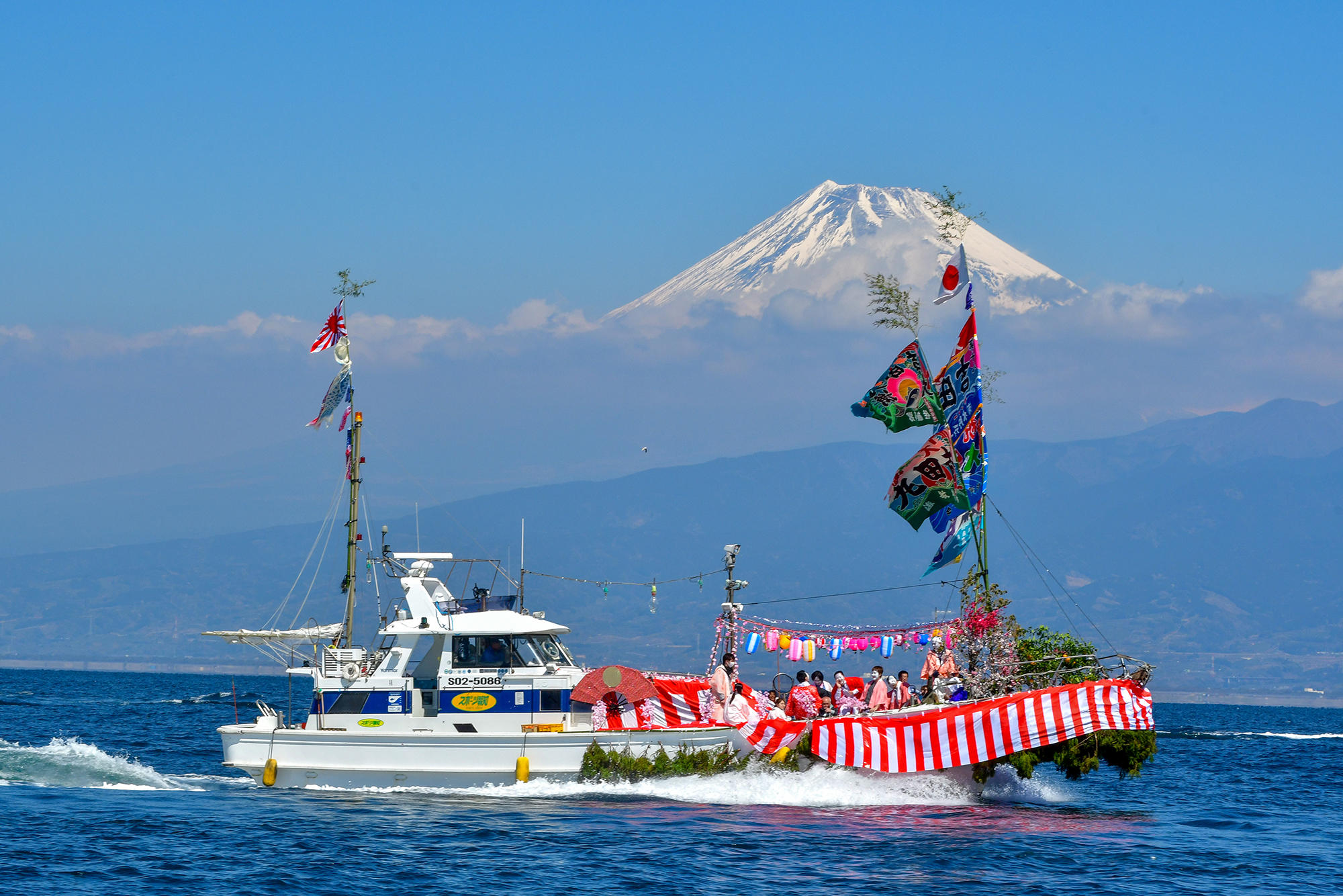 たまたま、女装した漁師さんたちが海上で踊って、大漁と航海安全を祈る「大瀬（おせ）まつり」に遭遇！