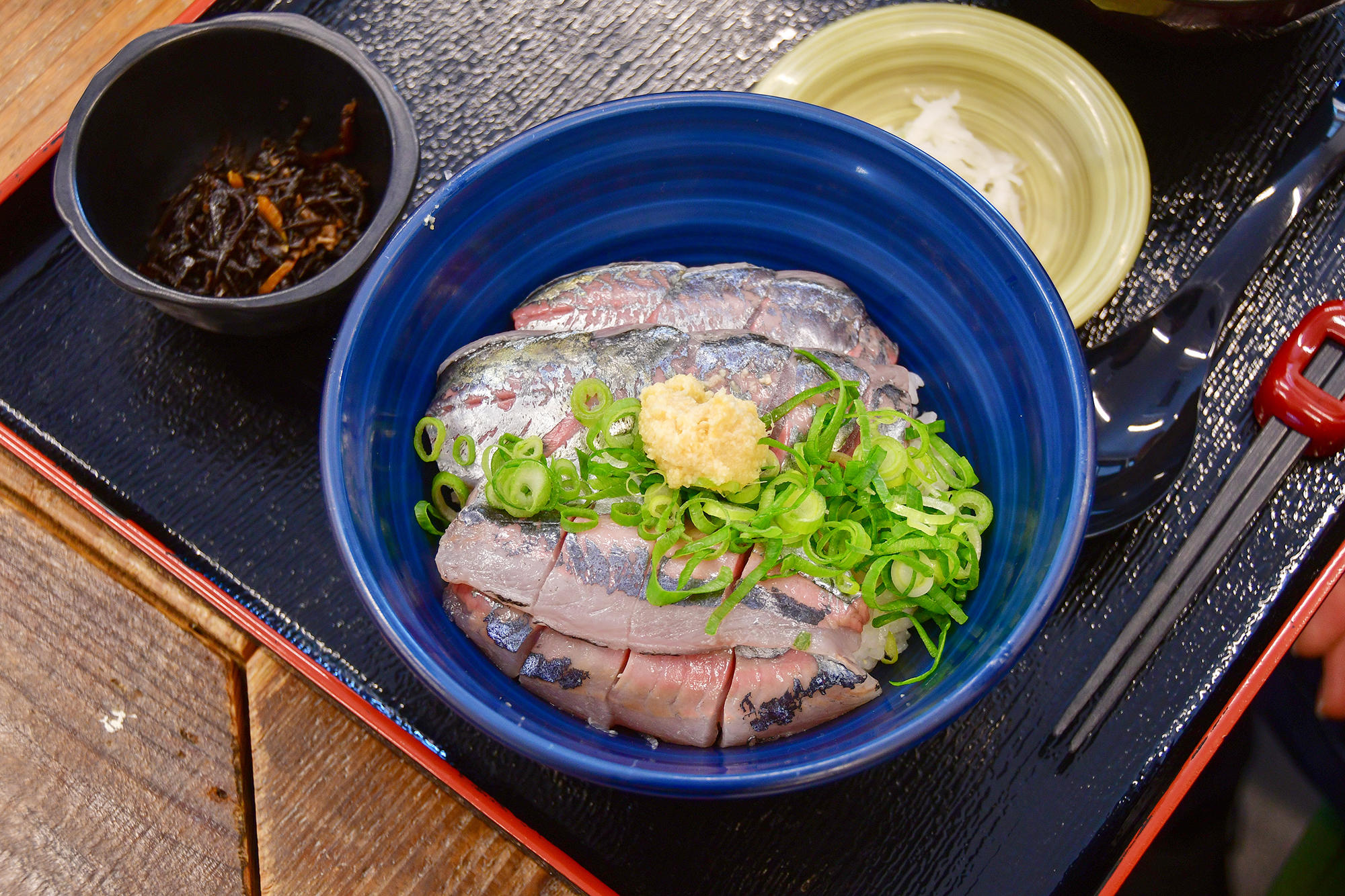お勧めの「二食感活あじ丼」（980円・税込）をいただきます。