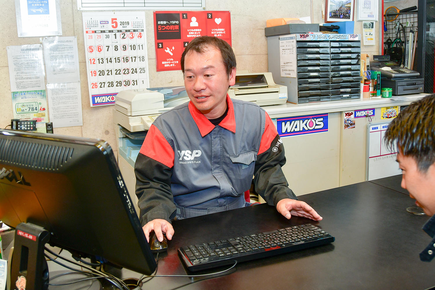 免許証を見せて、クレジットカードで精算して、手続き完了。
