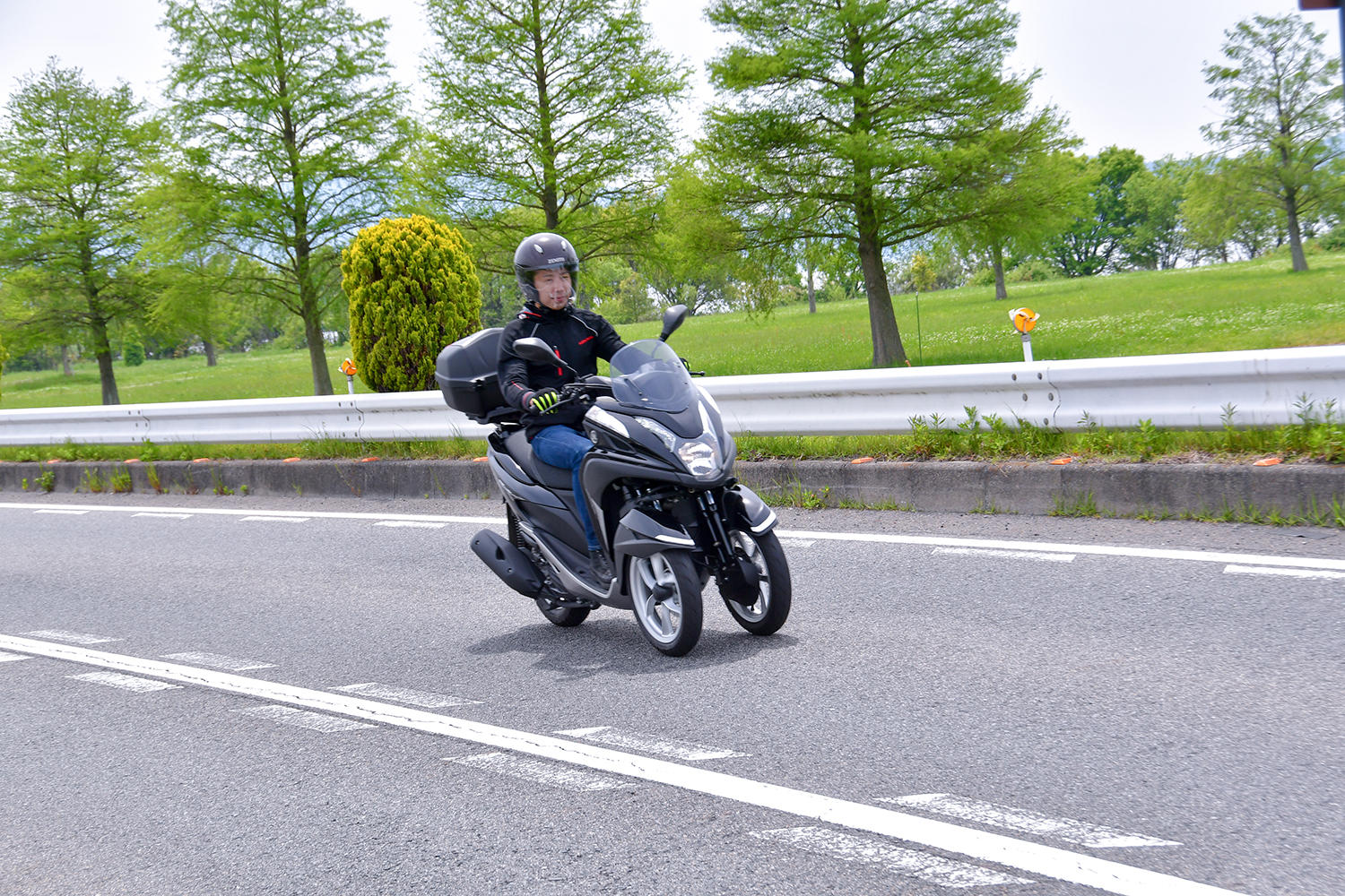 湖畔沿いには休憩できる駐車場がいくつも点在していて