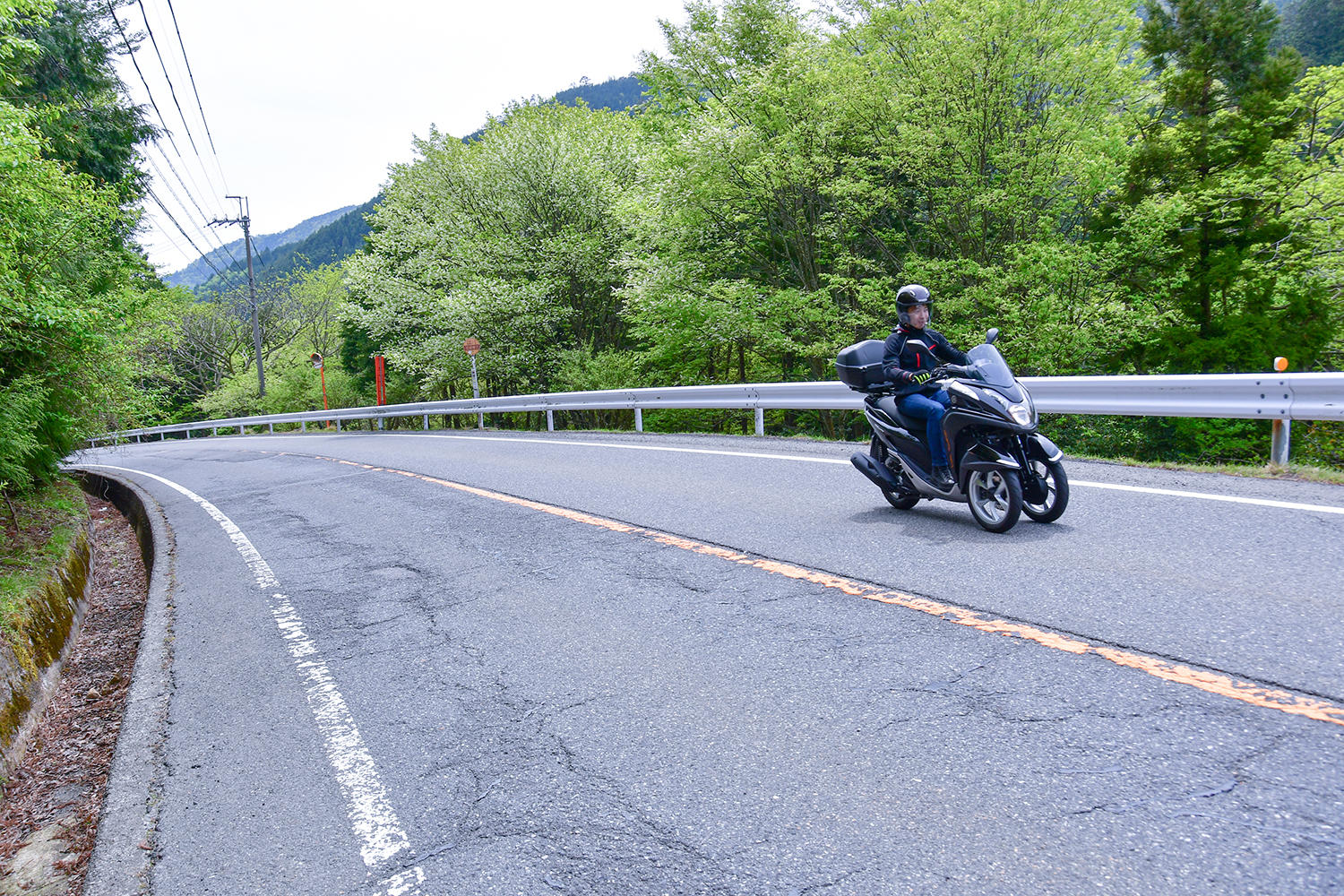 国道とはいえ、路面が荒れているところも少なくありません。
