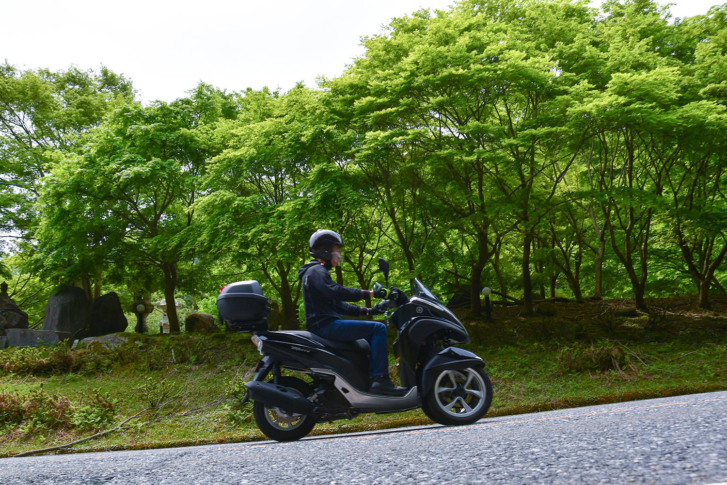 いきなり凹んだ路面にタイヤが取られることがありますが、