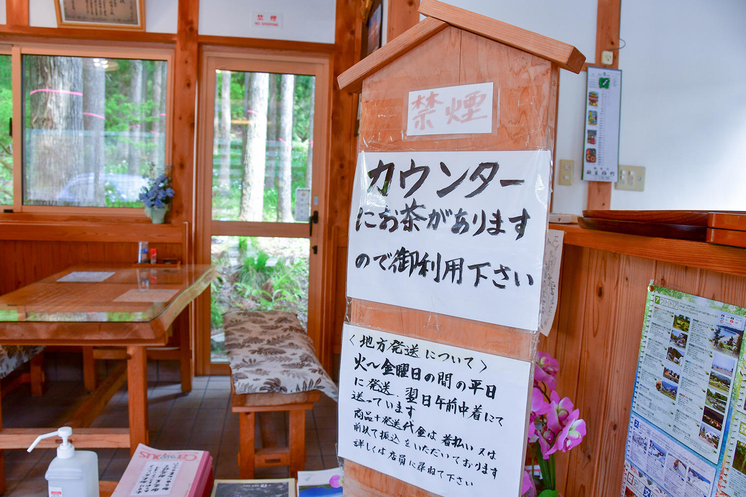 嬉しいことに、お水とお茶が自由にいただけます。