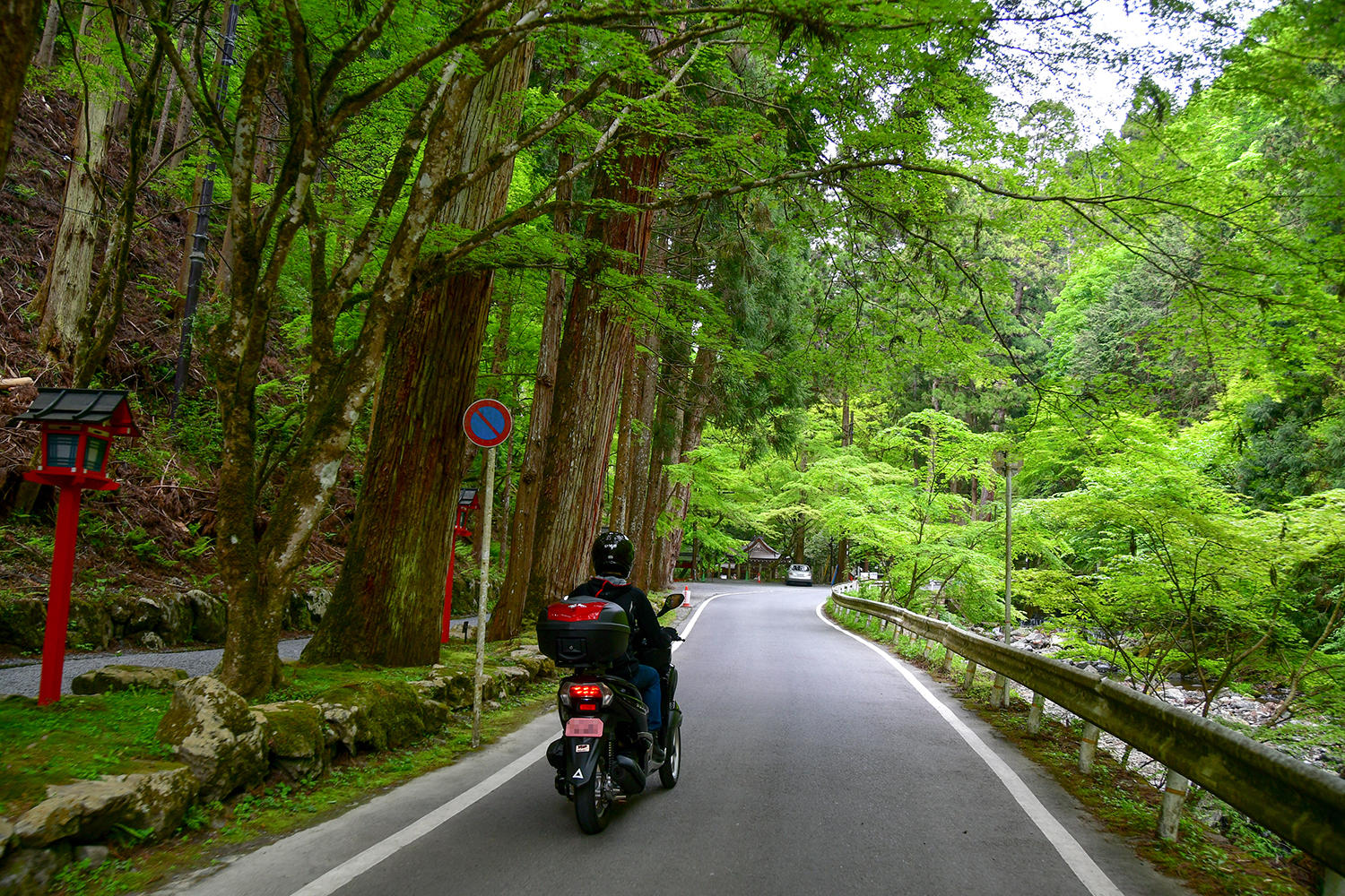 所定の駐車場にバイクを止めて少し散策します。