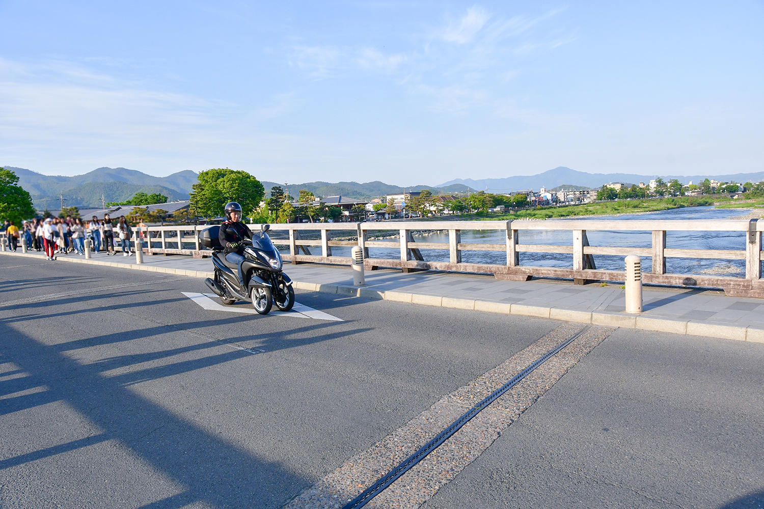 夕方になり、交通量も増え、
