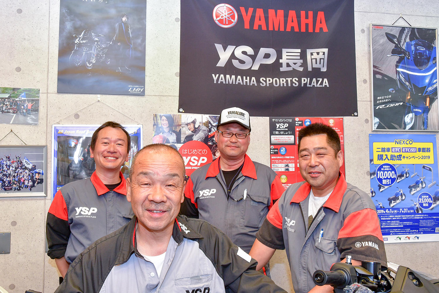 左から店長の森 正樹さん、社長の森 正巳さん、メカニックの木村 学秋さんと山本 雅之さん。
