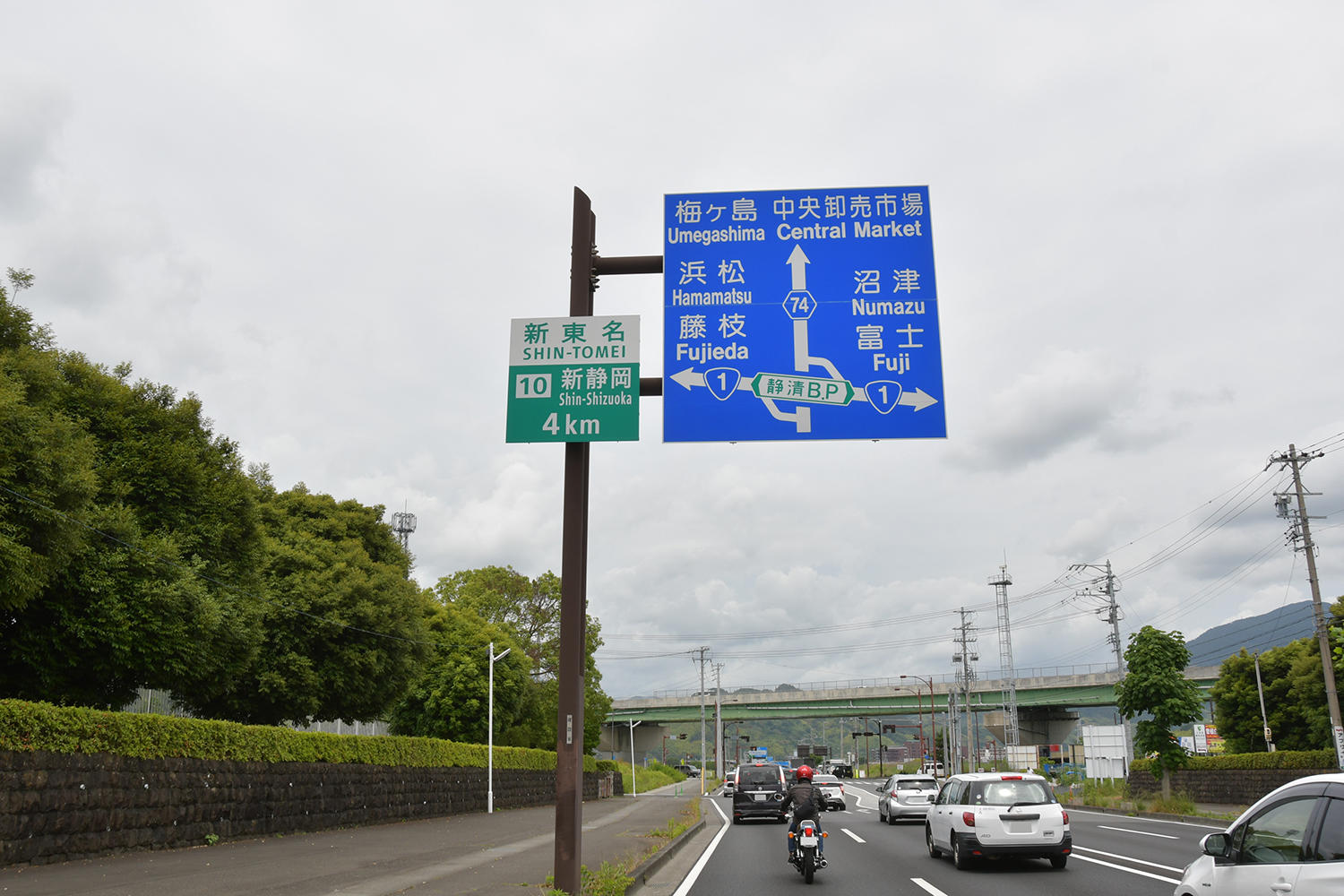 当初、国道1号線を西に進もうと思っていたのですが、「距離にして40kmくらいあるので、ETCも付いていますし高速の方がラクですよ」とのYSP静岡東・中根店長のアドバイスに従って、新東名高速道路に向かいます。