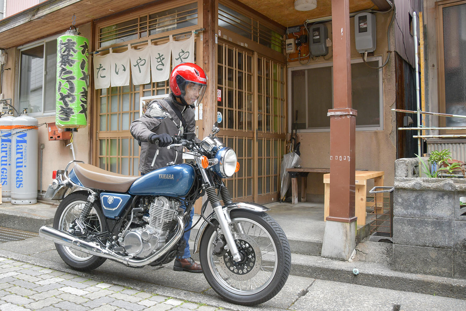 大井川鐵道・家山駅入口交差点の一つ先を右に曲がったところにありました。