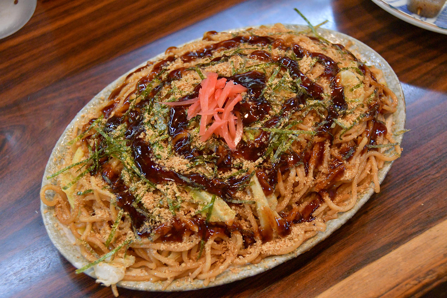 ボリューム満点の特製焼きそば（1皿550円・税込）。