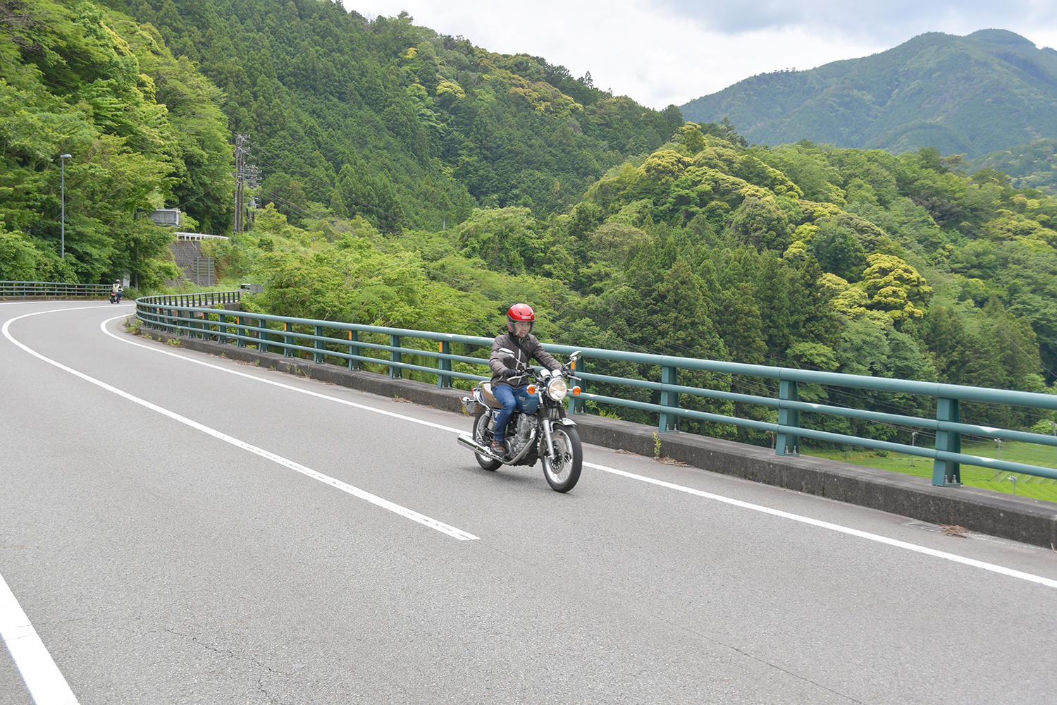 満腹状態で、のんびり足湯に浸かっていると、眠気に負けてしまいそうなので先を急ぎます。