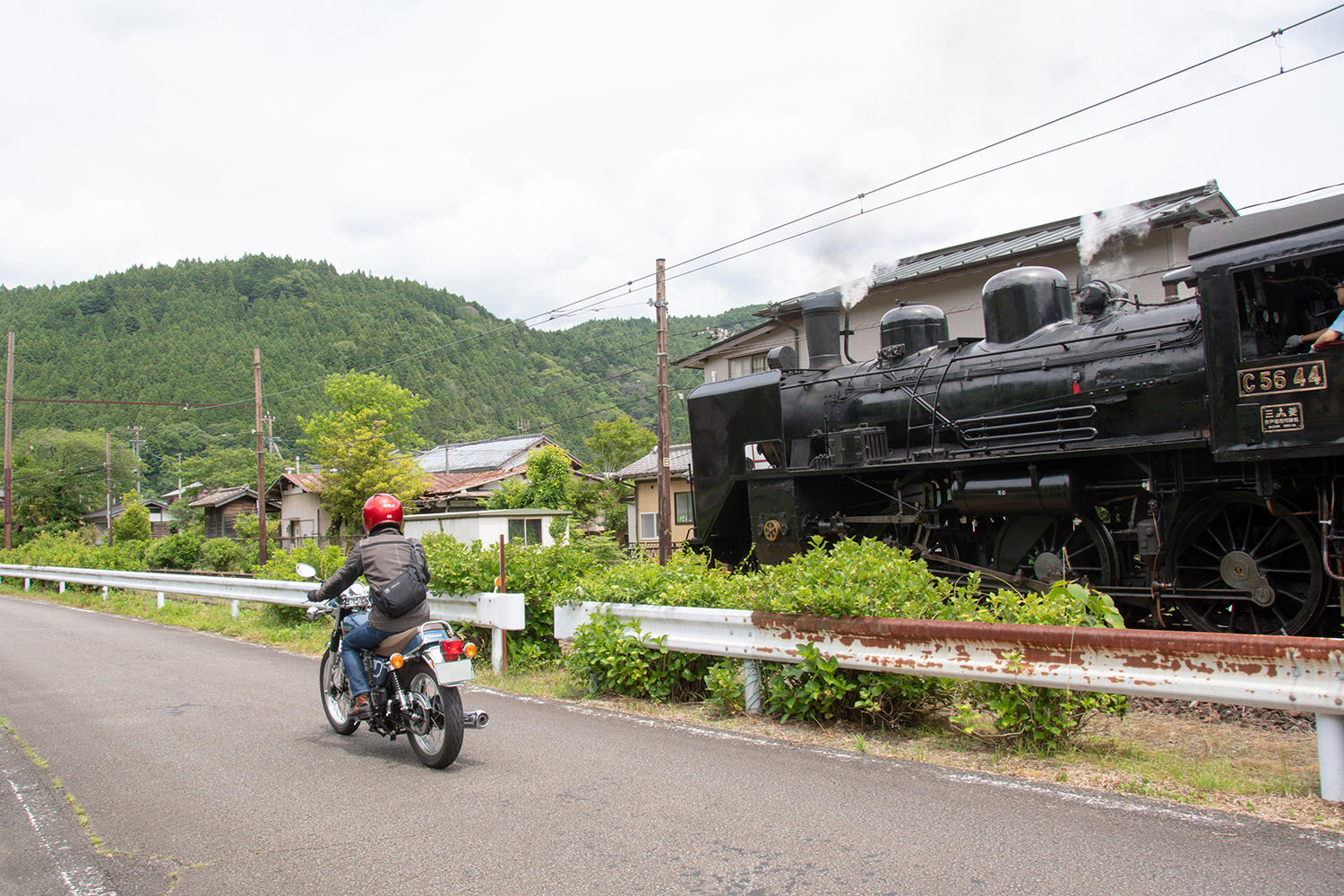 感動に浸っている間も無く、わらわらしているうち、SLはあっという間に走り去って行きました......。