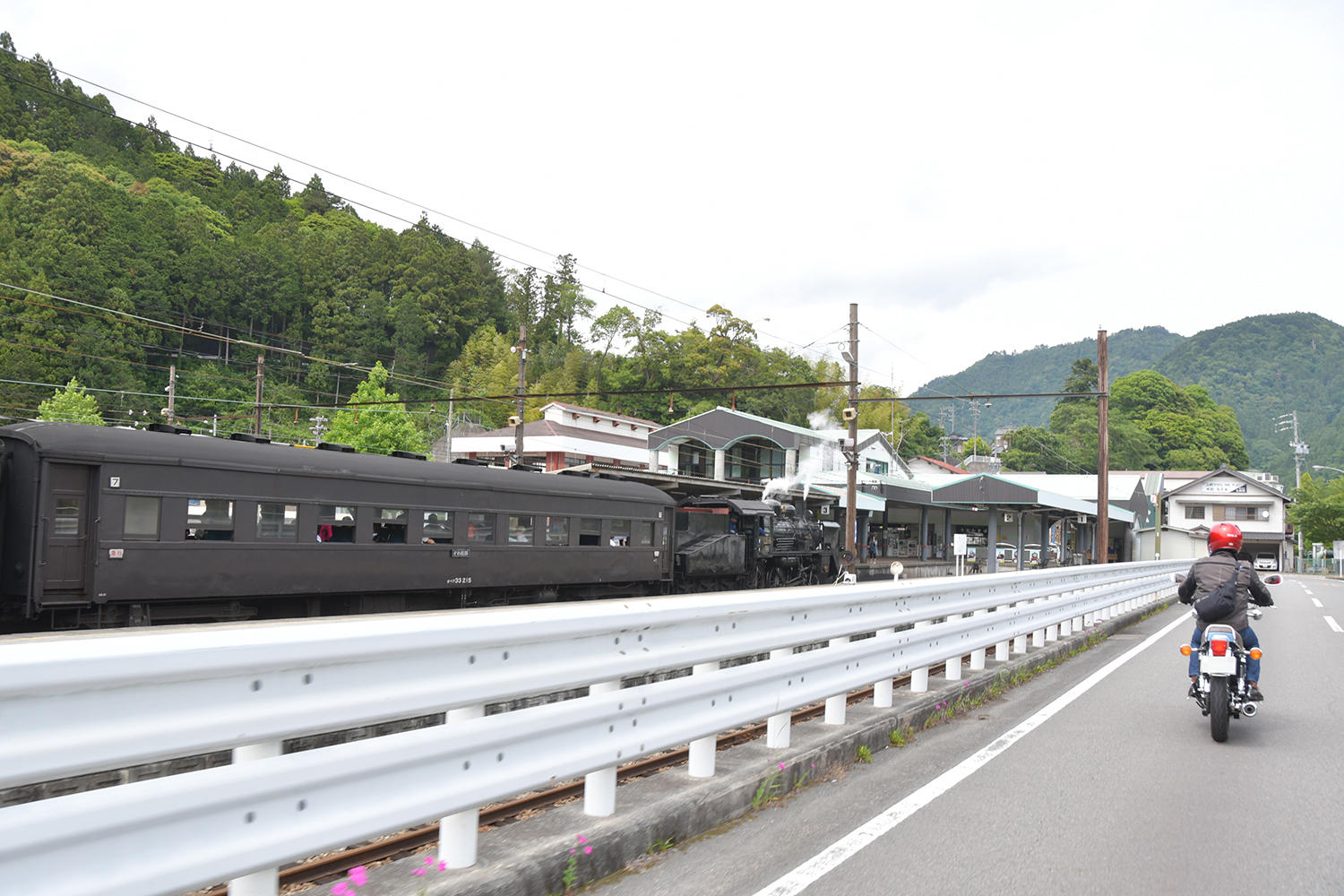 先ほど抜かれたSLに追いつき、気づけば下りのSL終着駅・千頭駅に到着していました。