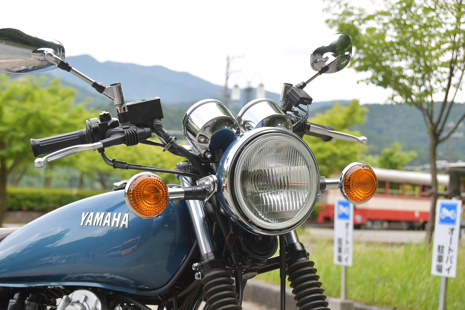 オートバイ駐車場にSRを止めて一休み。