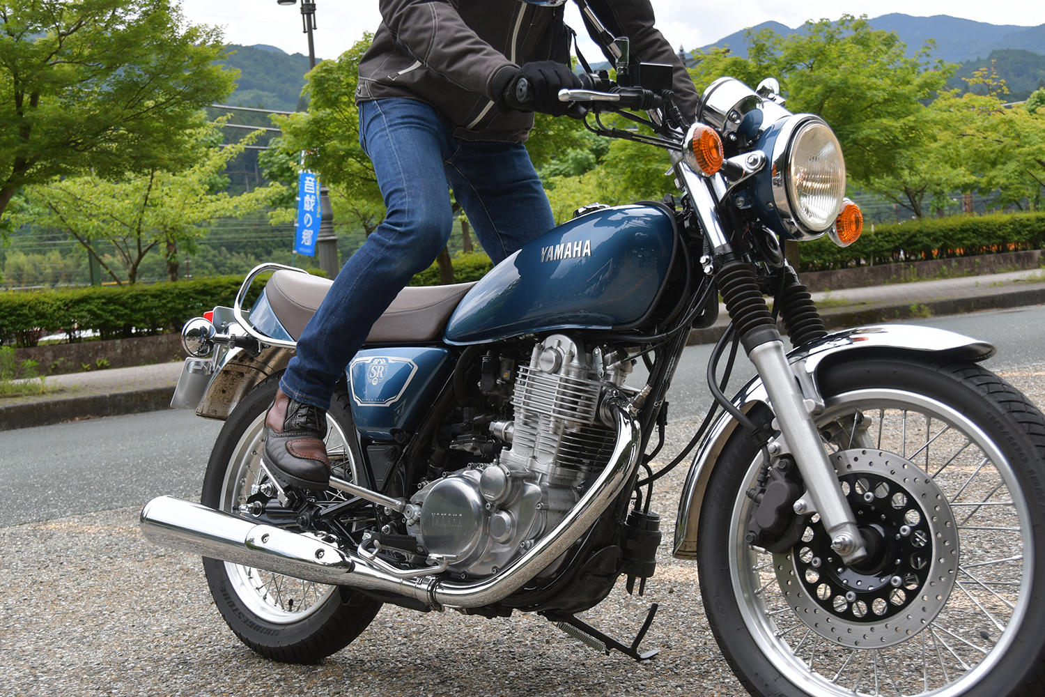 オートバイ駐車場にSRを止めて一休み。