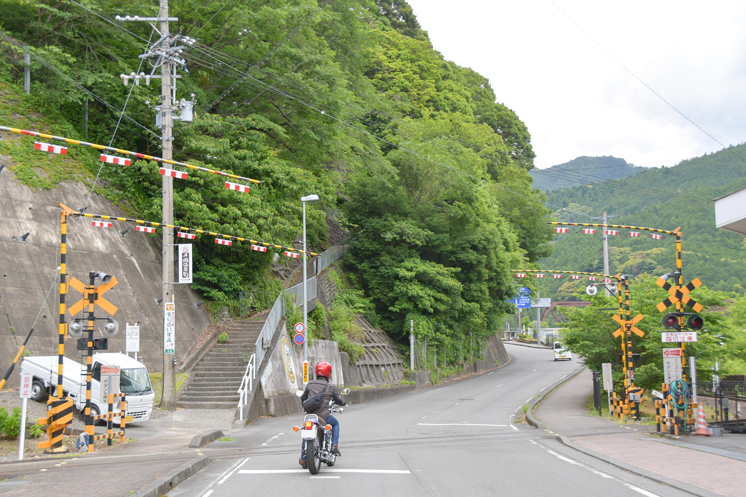ここまで来たら西：寸又峡か東：大井川鐵道の終着駅・井川駅方面に行くかですが