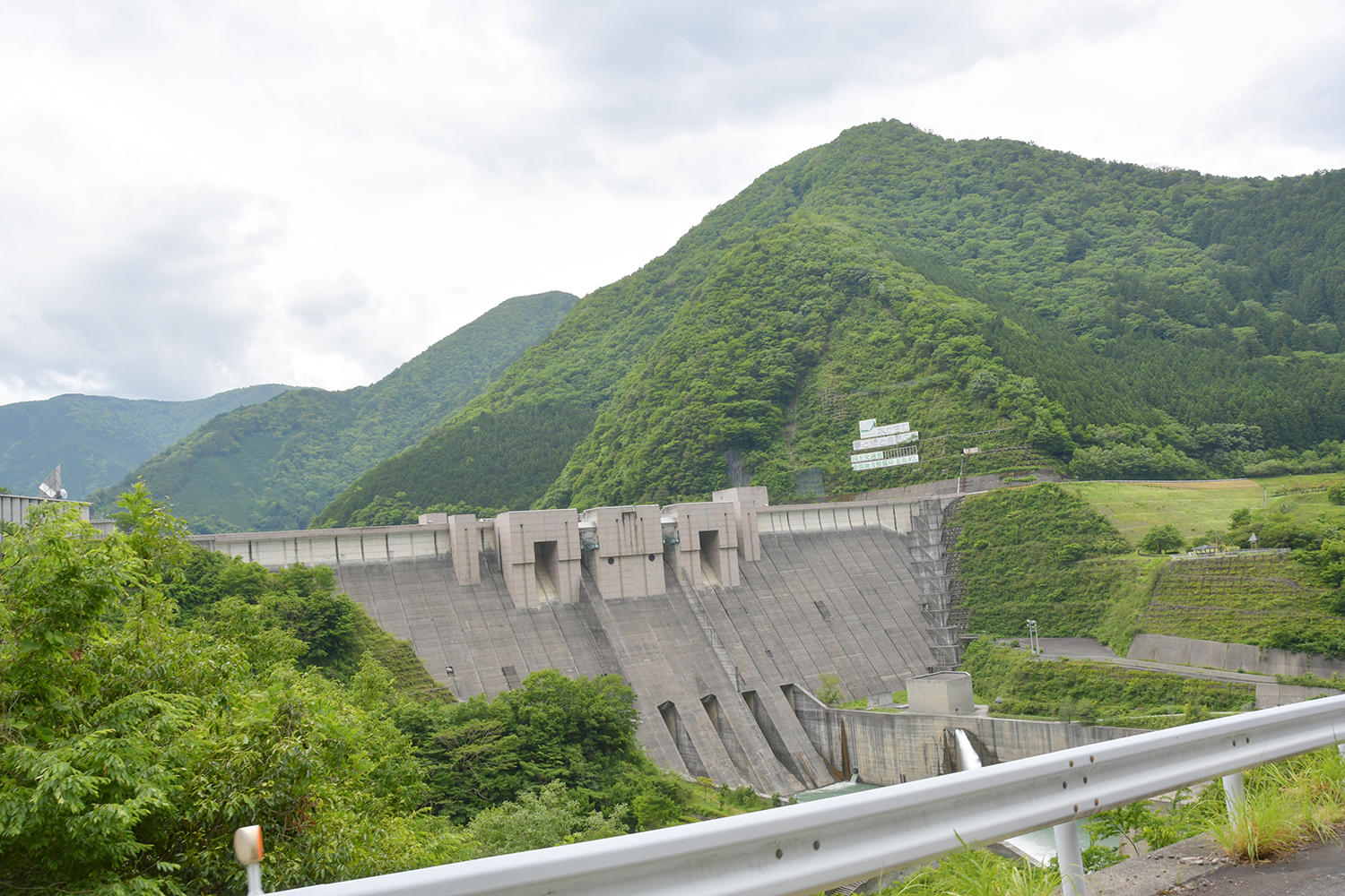 長島ダムを横目に