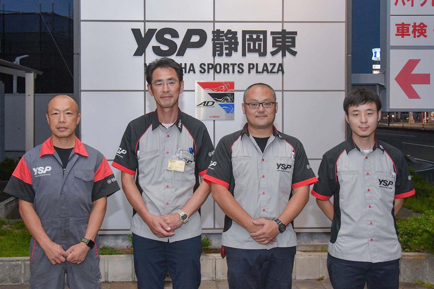 左から、工場長・鍋田 賢太郎さん、相談役・原川 佳久さん、店長・中根 正博さん、4月に入社したての営業担当・奈木 克貫さん