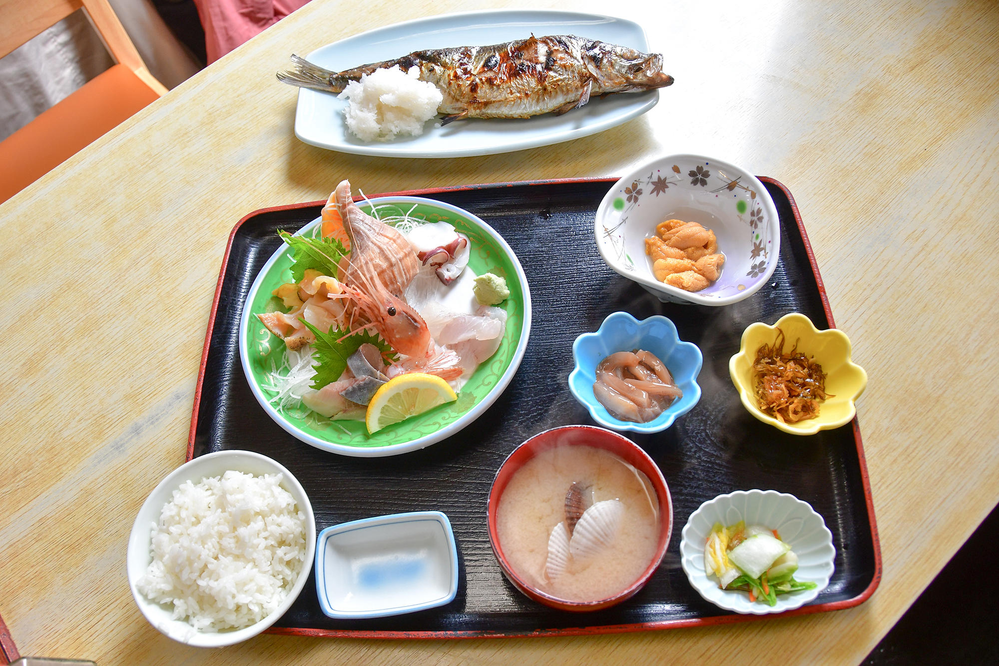 刺身、生うに、焼き魚（「にしん」か「ほっけ」いずれか選べます）が一匹丸々ついた豊漁定食（3,240円・税込）やら