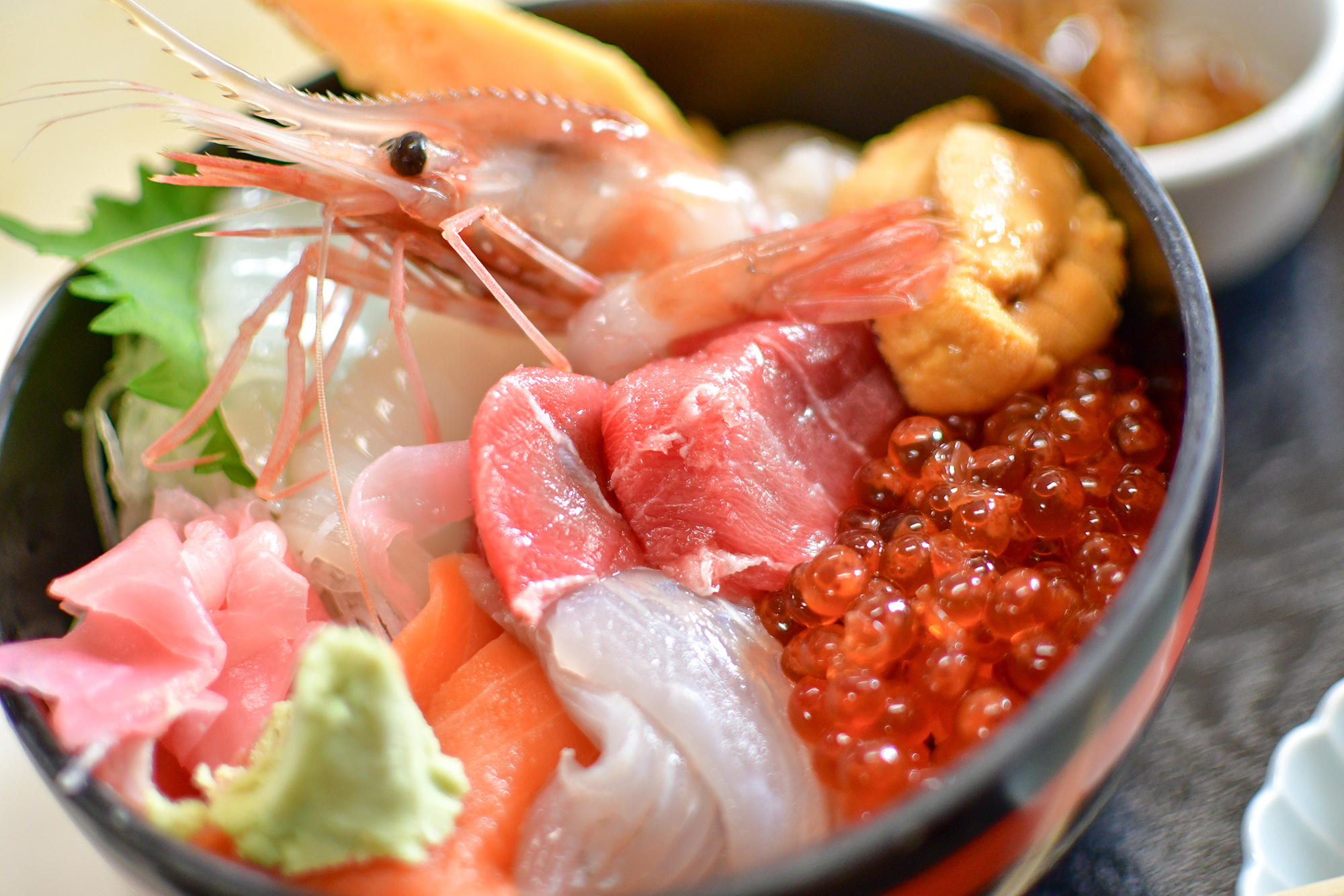 海鮮丼（2,998円・税込）やら