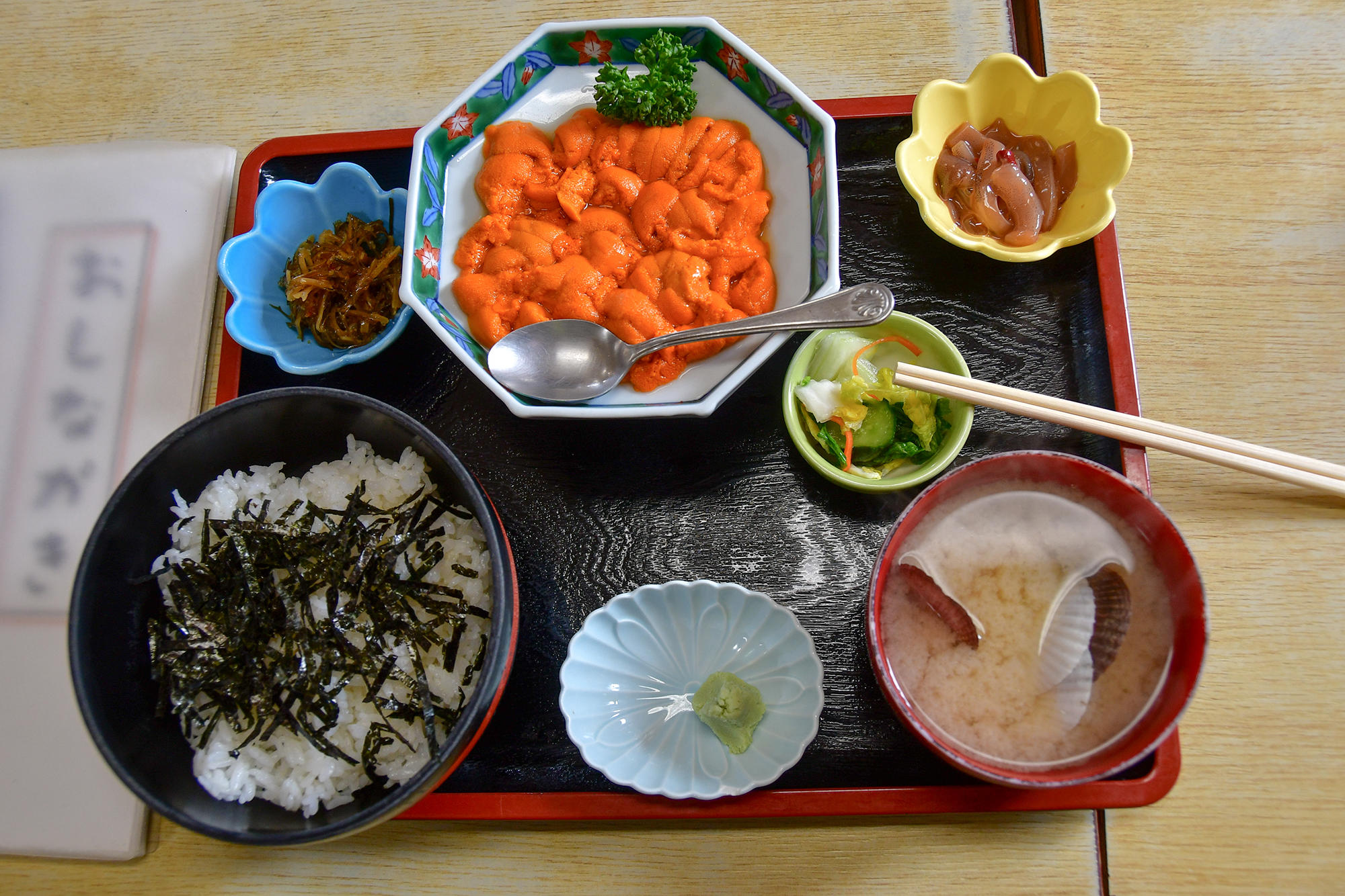 初心貫徹！　生うに丼（4,980円・税込）。「ばふんうに」か「むらさきうに」から選びます。