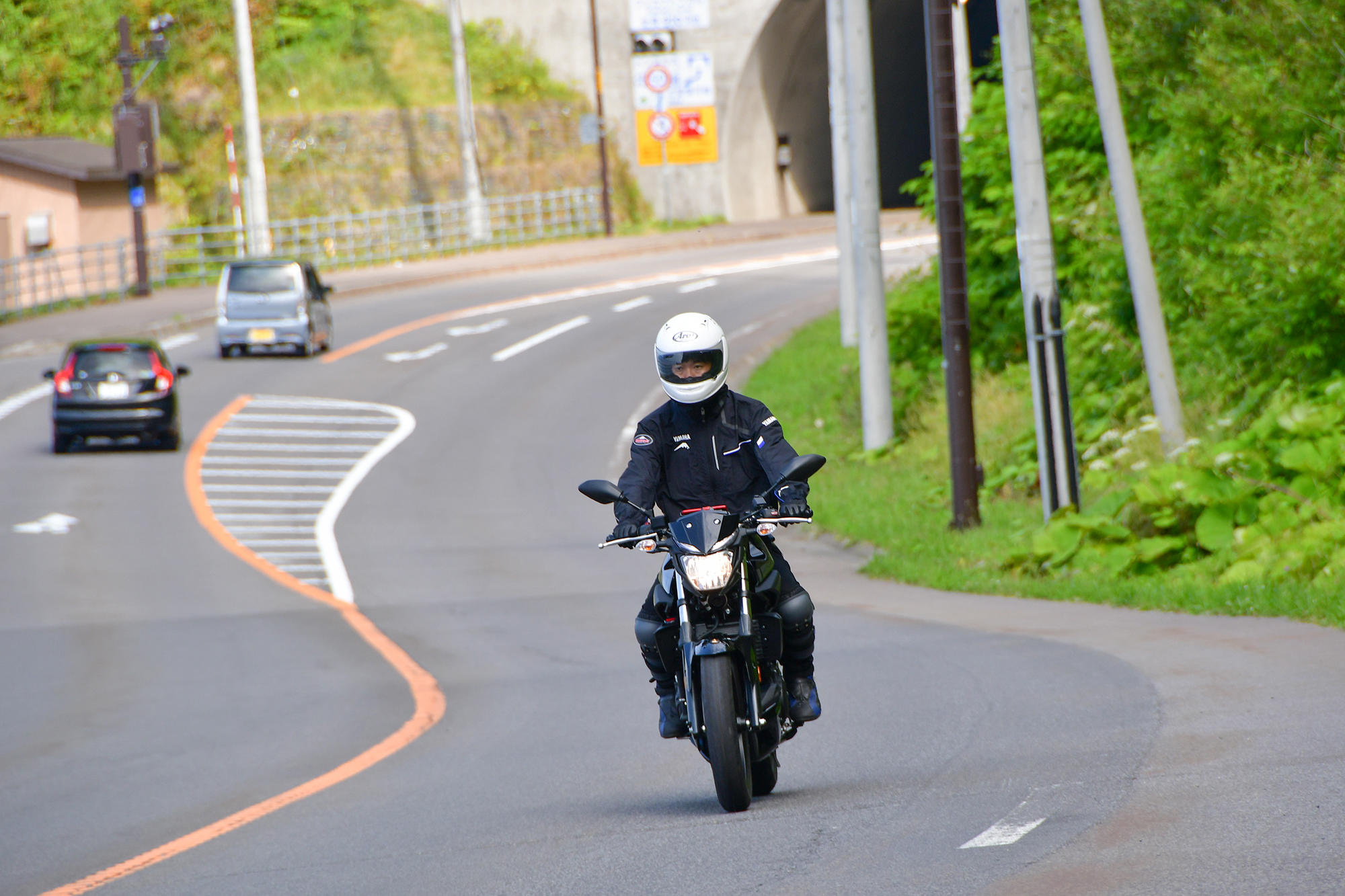 旋回性にもすぐれ、機敏な走りが楽しめます。