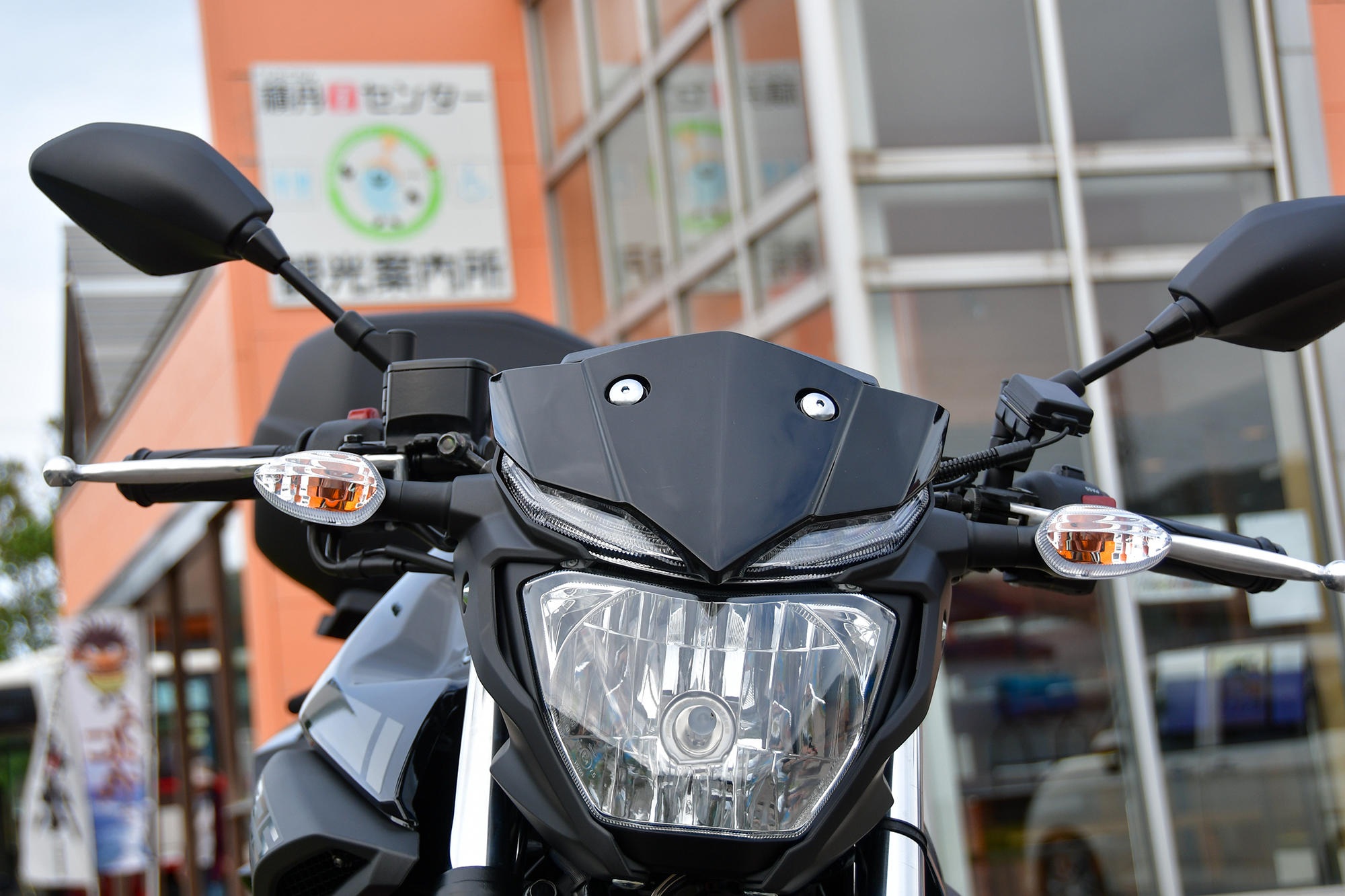 近くの観光案内所にバイクを止めて向かいました。