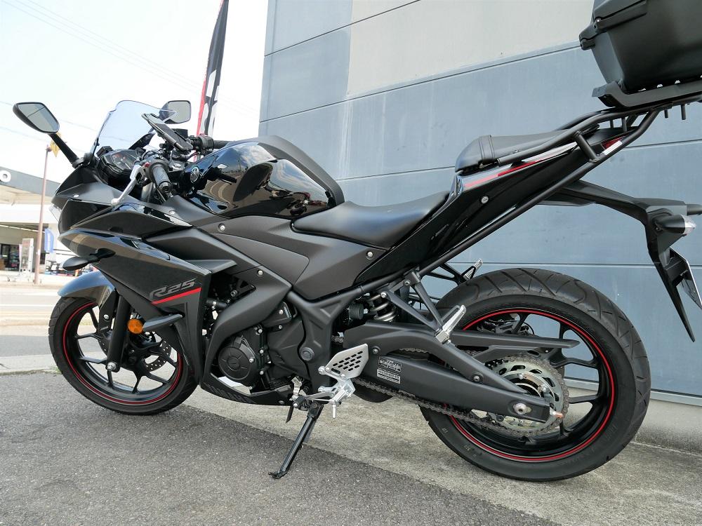 なんとYZF-R25には標準でリアボックスが付いていました。