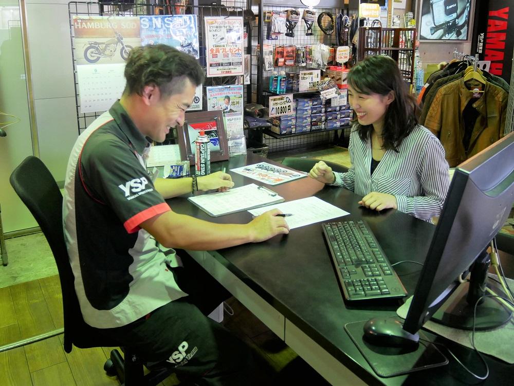 お店に到着するとYSP西東京の中島店長が暖かく出迎えてくれました。