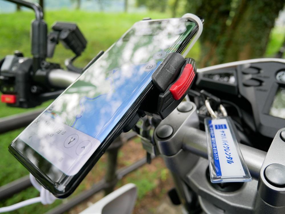キャンプ用品レンタルを利用できる車両はセローです。前回利用したヤマハ バイクレンタルのショップオリジナルオプションのひとつである、スマホホルダーもレンタルして準備万端！さぁ出発！