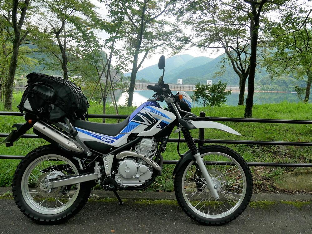 奥多摩まで緩やかなワインディングロードが続き、「やっぱオフ車最高やな～」と。