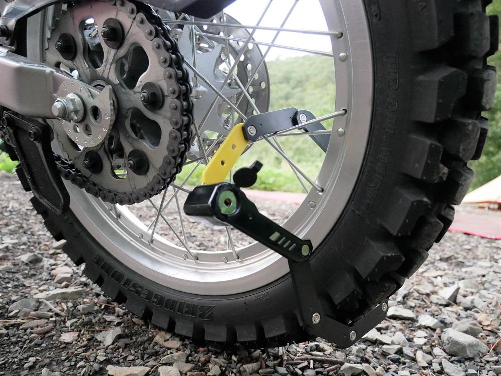 寝ている間、バイクが心配なのでヤマハ バイクレンタルのオプションのひとつであるチェーンもレンタルしました。これでバイクをロックします。一晩寝てもこれで安心ですね！