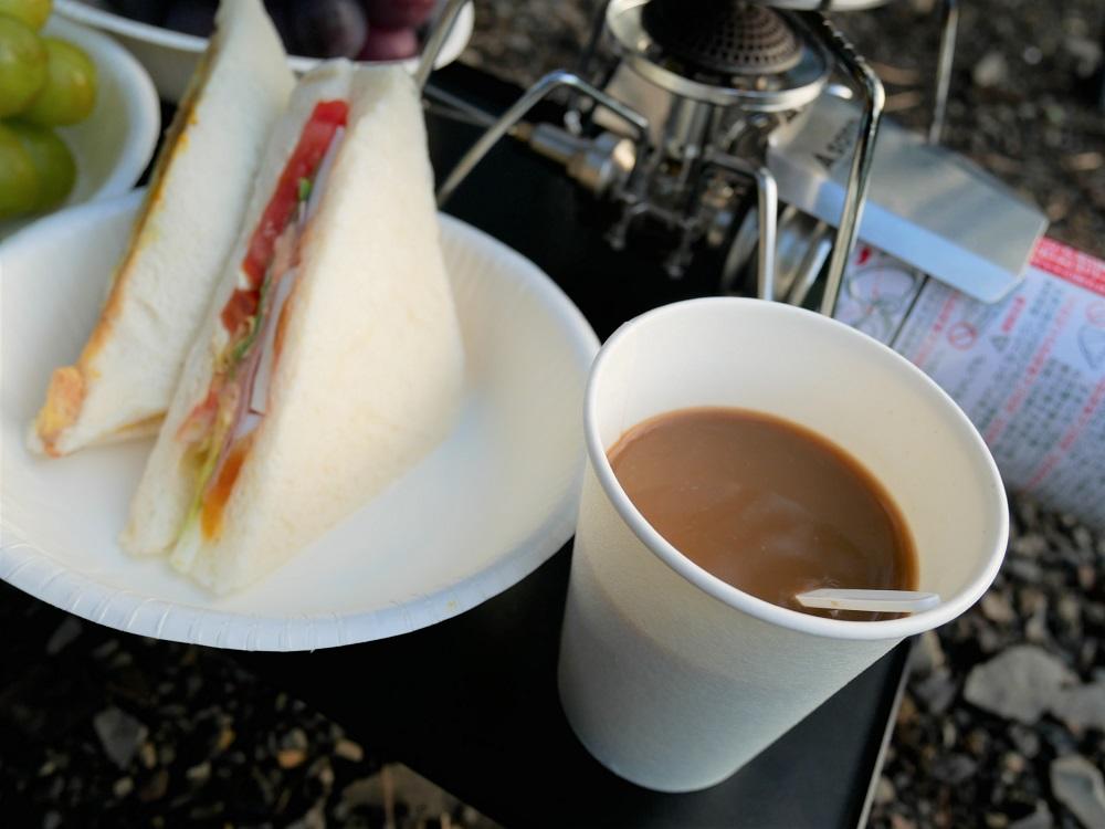 お湯を沸かしてコーヒーを。